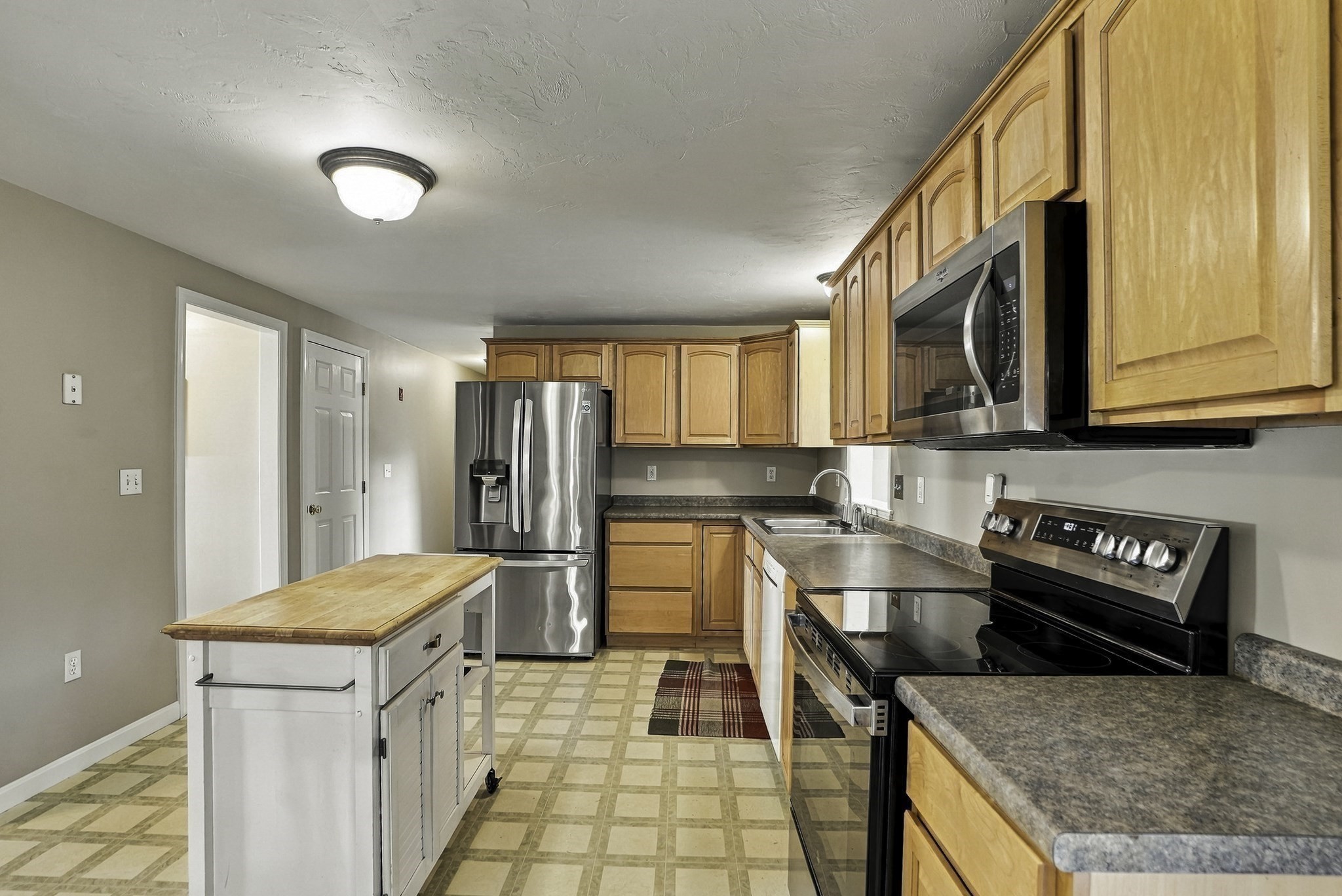 21 Lyons Road Dudley, MA 01571 - Photo 13 of 39 Gallery Image 13