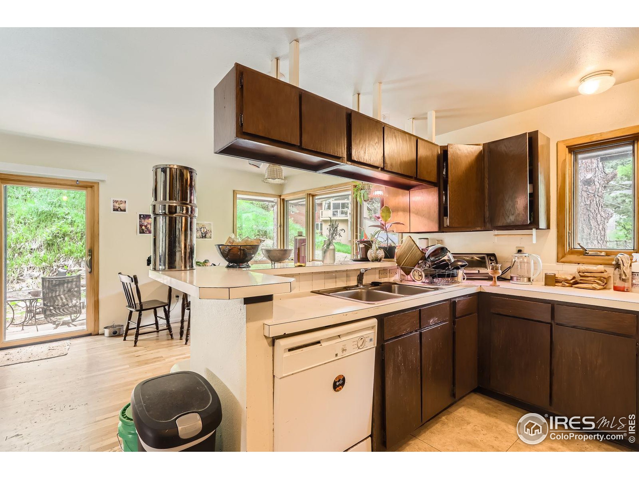 27 Arrowleaf Court Boulder, CO 80304 - Photo 16 of 29 a kitchen with lots of counter top space