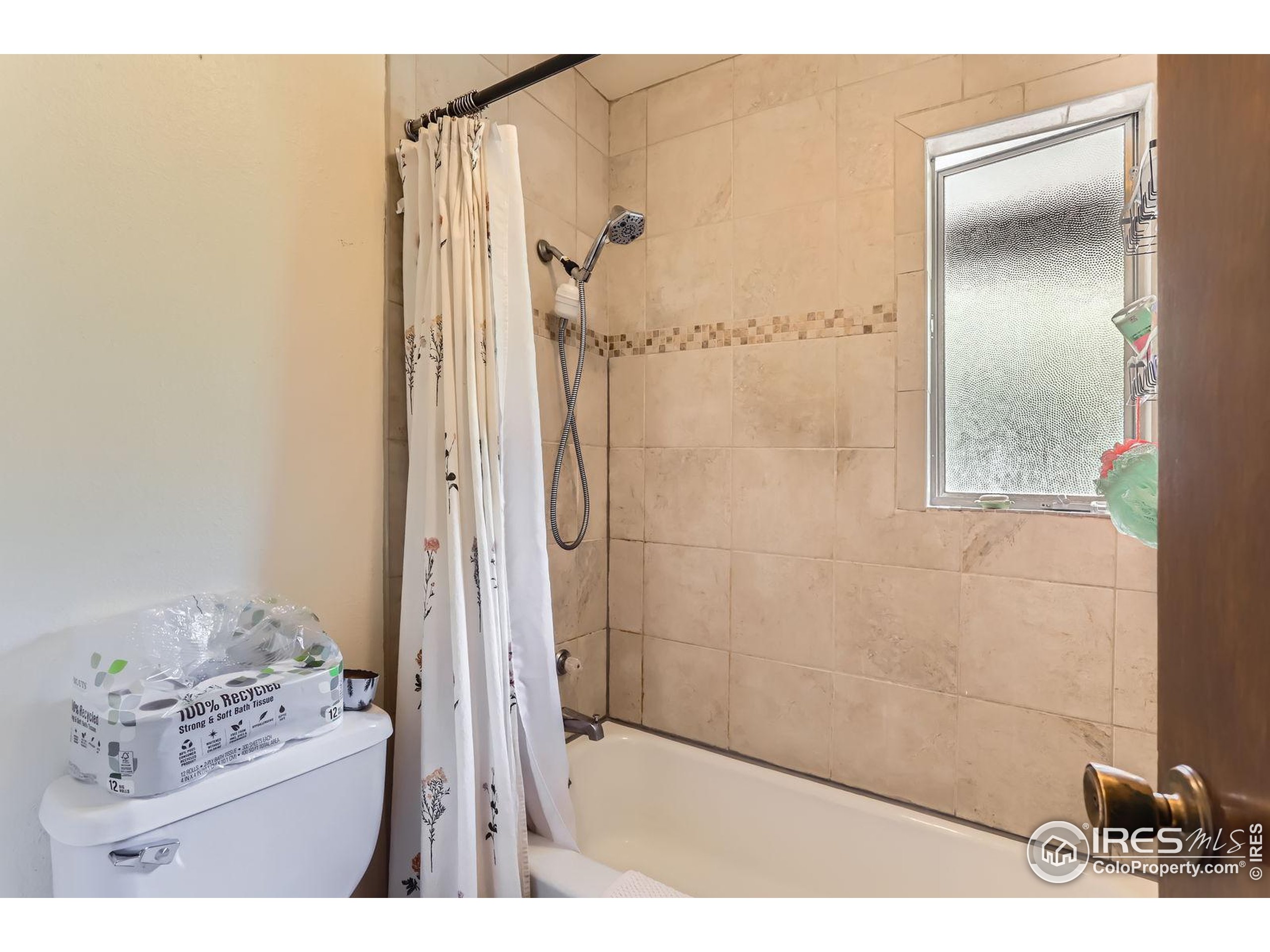 27 Arrowleaf Court Boulder, CO 80304 - Photo 17 of 29 a bathroom with a shower