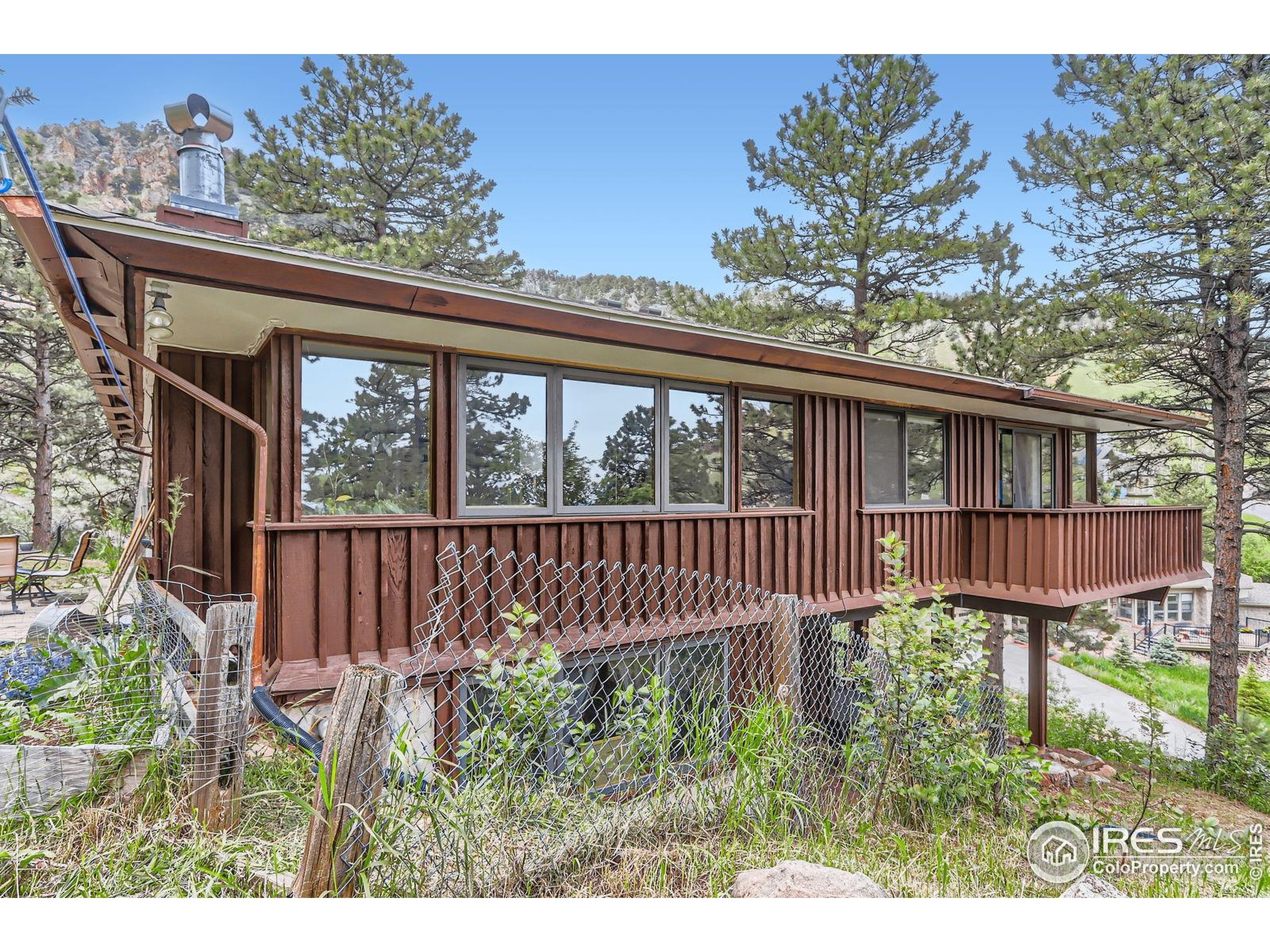 27 Arrowleaf Court Boulder, CO 80304 - Photo 21 of 29 a view of a garden from a balcony