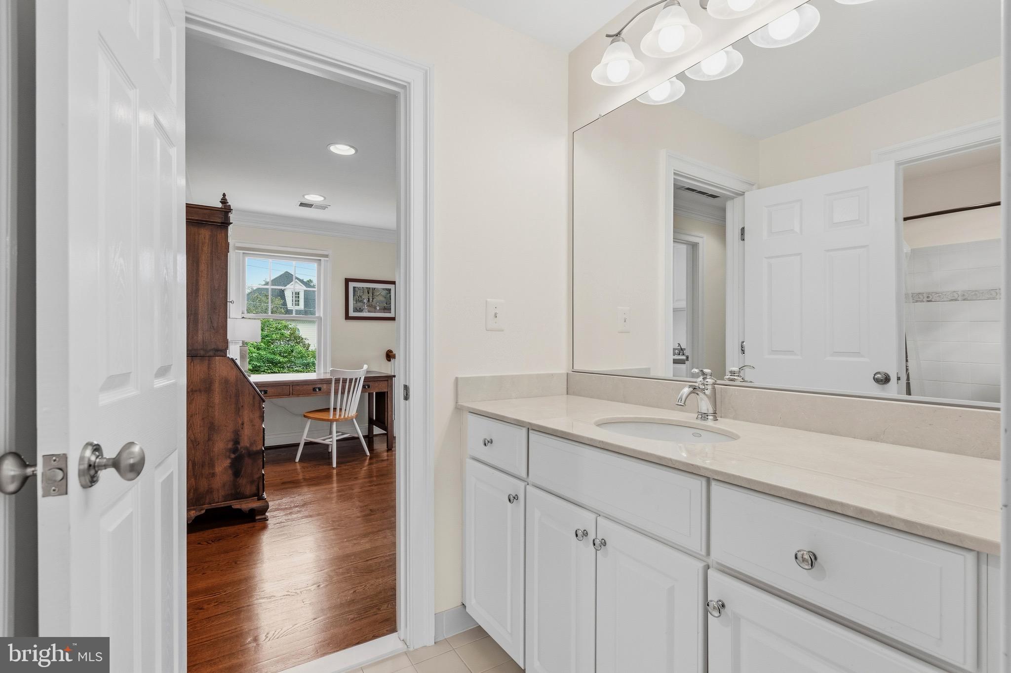 6962 Park Avenue McLean, VA 22101 - Photo 37 of 56 Hall Bath/En-Suite Bath to Bedroom 3