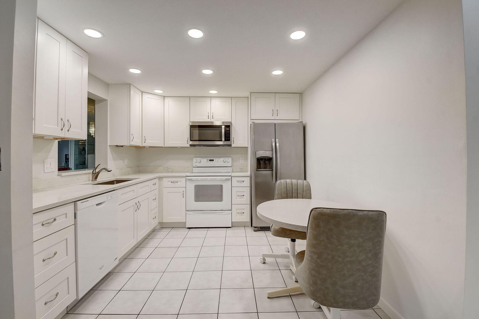 9111 Tracy Court, Unit 4 Boca Raton, FL 33496 - Photo 4 of 47 Kitchen