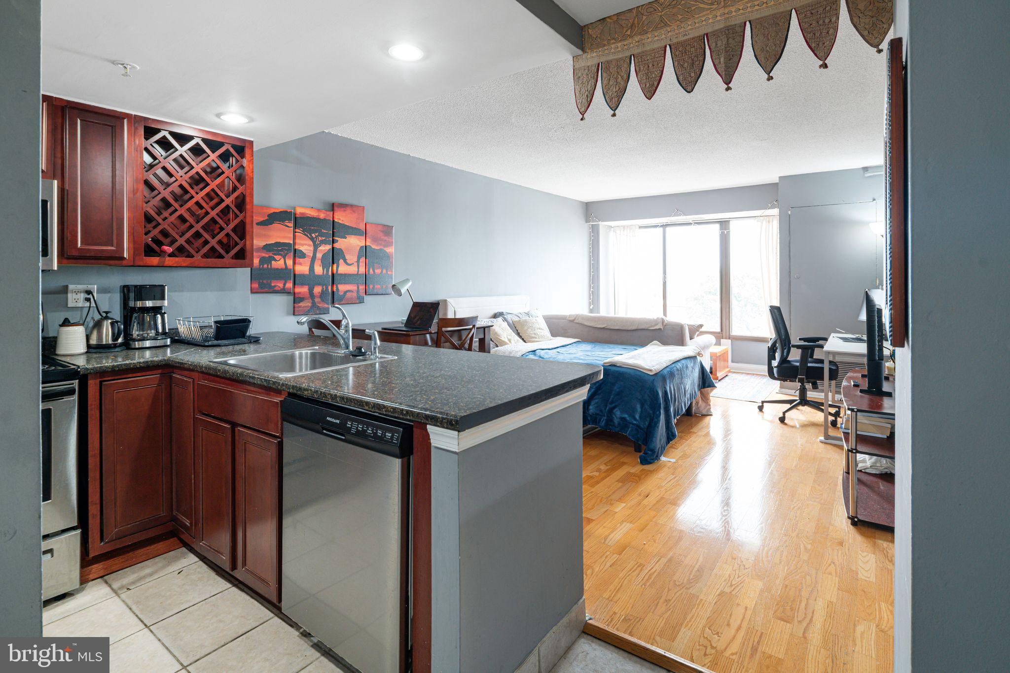 2001 Hamilton Street, Unit 1121 Philadelphia, PA 19130 - Photo 2 of 11