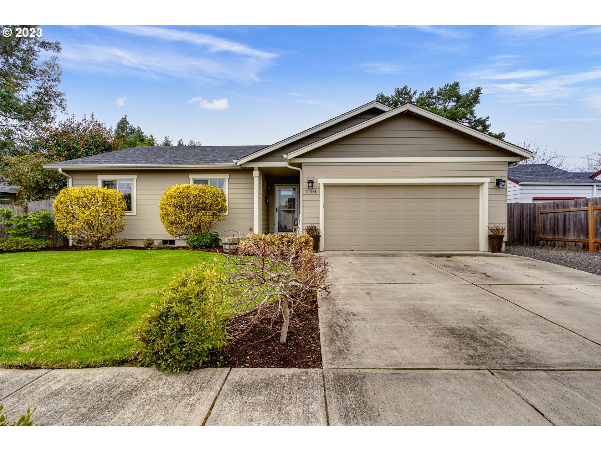 440 22nd Street Springfield, OR 97477 - Photo 1 of 31 a front view of a house with garden