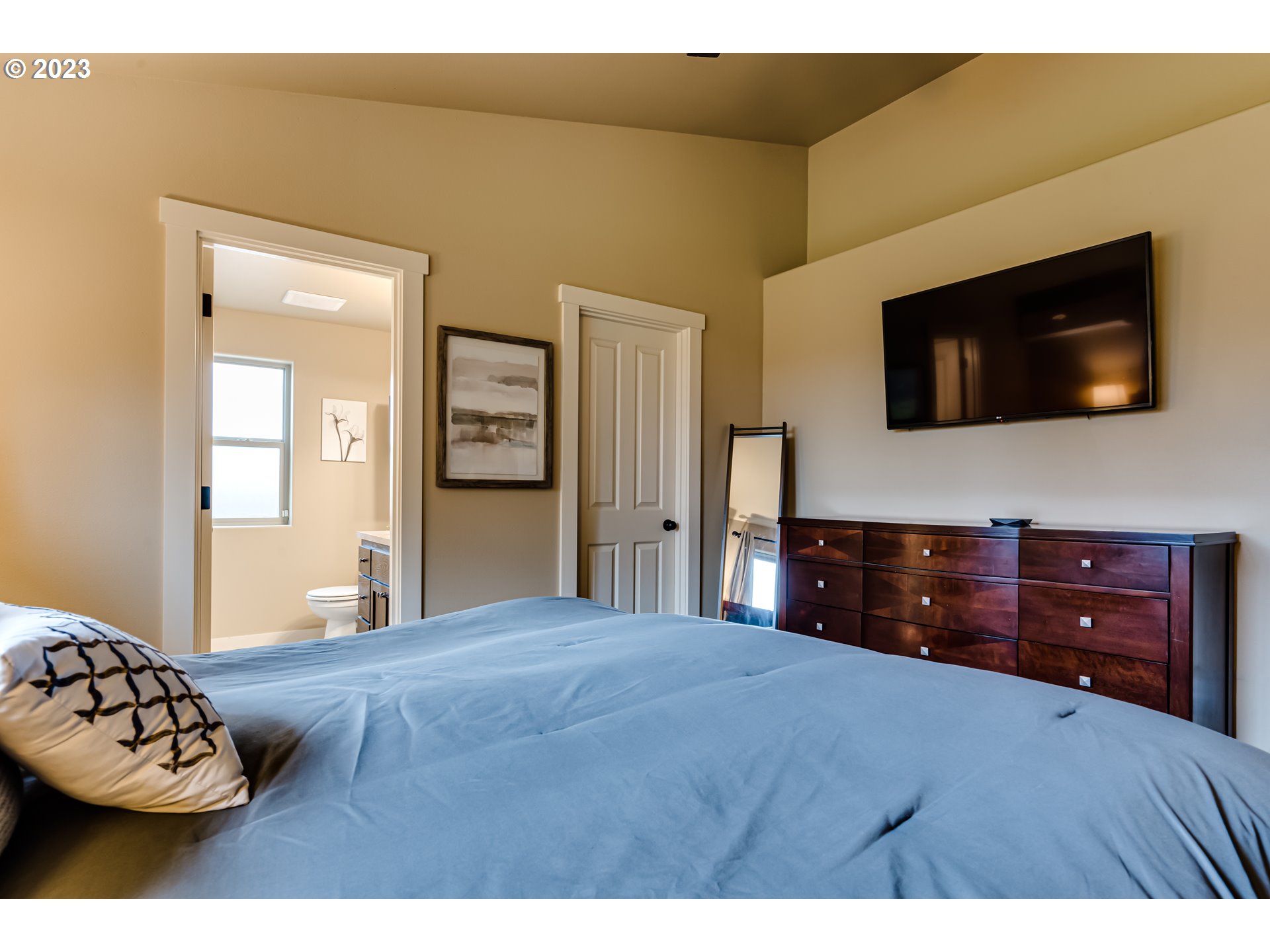 440 22nd Street Springfield, OR 97477 - Photo 16 of 31 a bedroom with a bed and a television