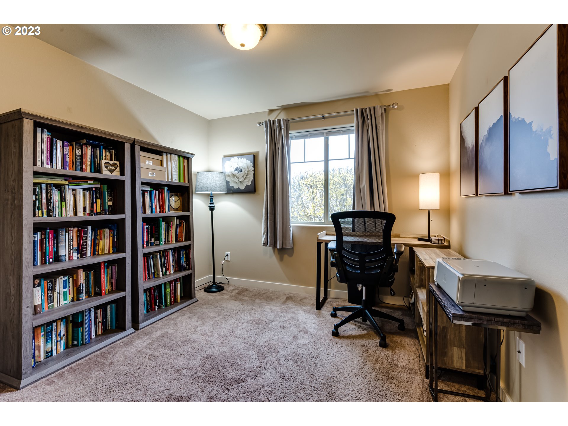440 22nd Street Springfield, OR 97477 - Photo 20 of 31 a workspace with a bookshelf