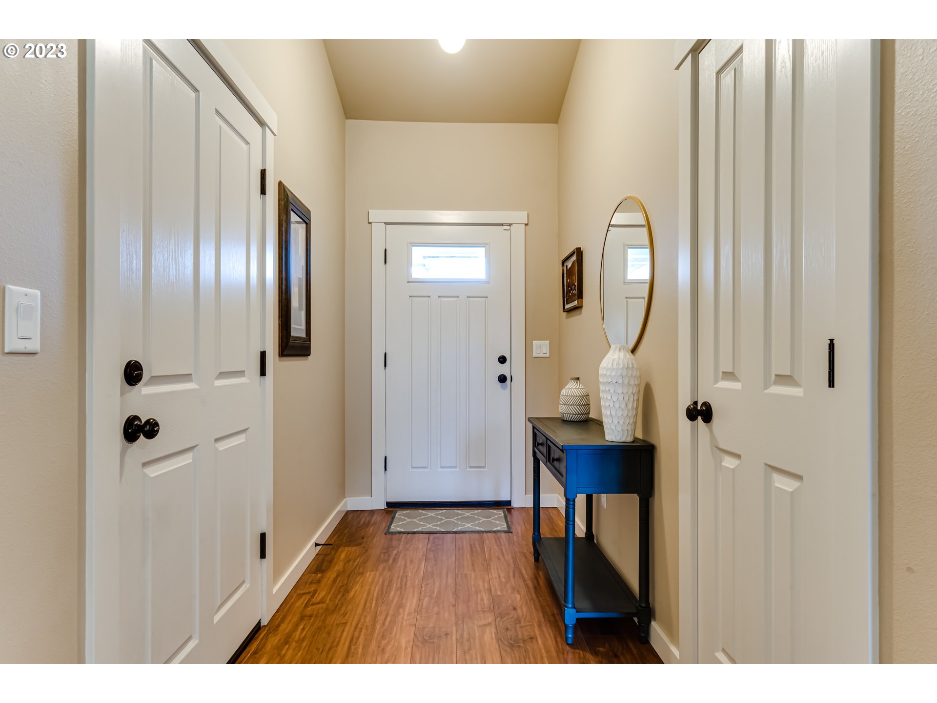 440 22nd Street Springfield, OR 97477 - Photo 3 of 31 a view of hallway with chandelier