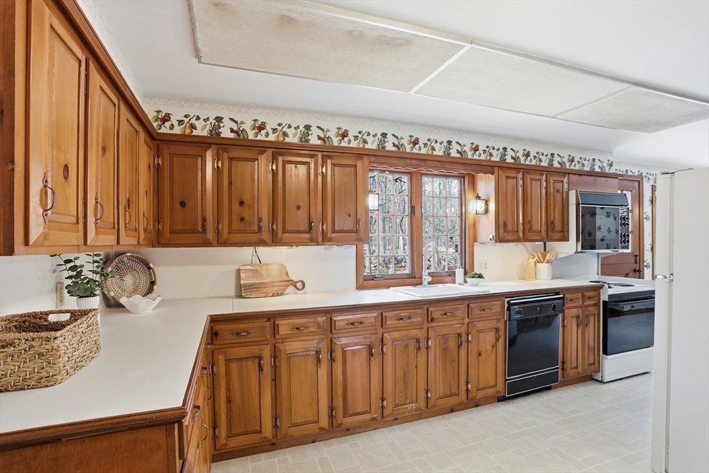 6 Old Village Road Acton, MA 01720 - Photo 7 of 33