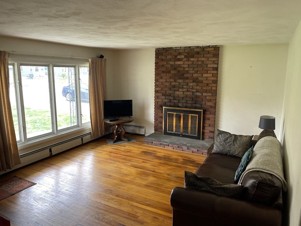 81 Dalton Road Chelmsford, MA 01824 - Photo 3 of 26 Gallery Image 3