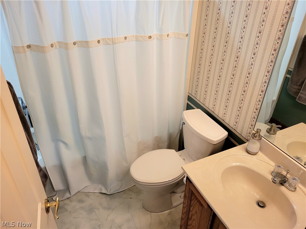 2249 Abbey Road, Unit 6 Akron, OH 44312 - Photo 19 of 30 Full guest bathroom / main floor