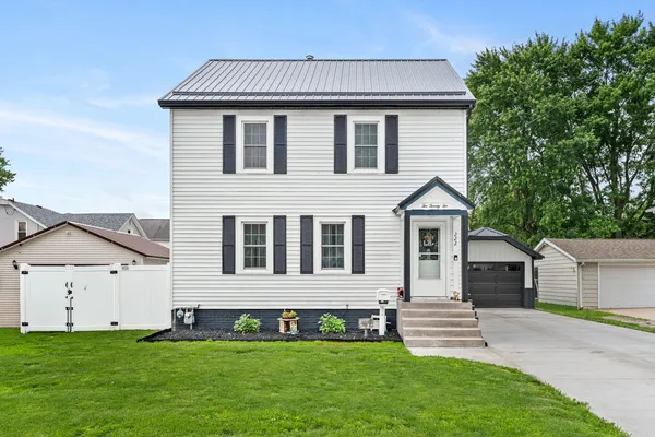$215,000 | 222 East Pearl Street, Geneseo, IL 61254