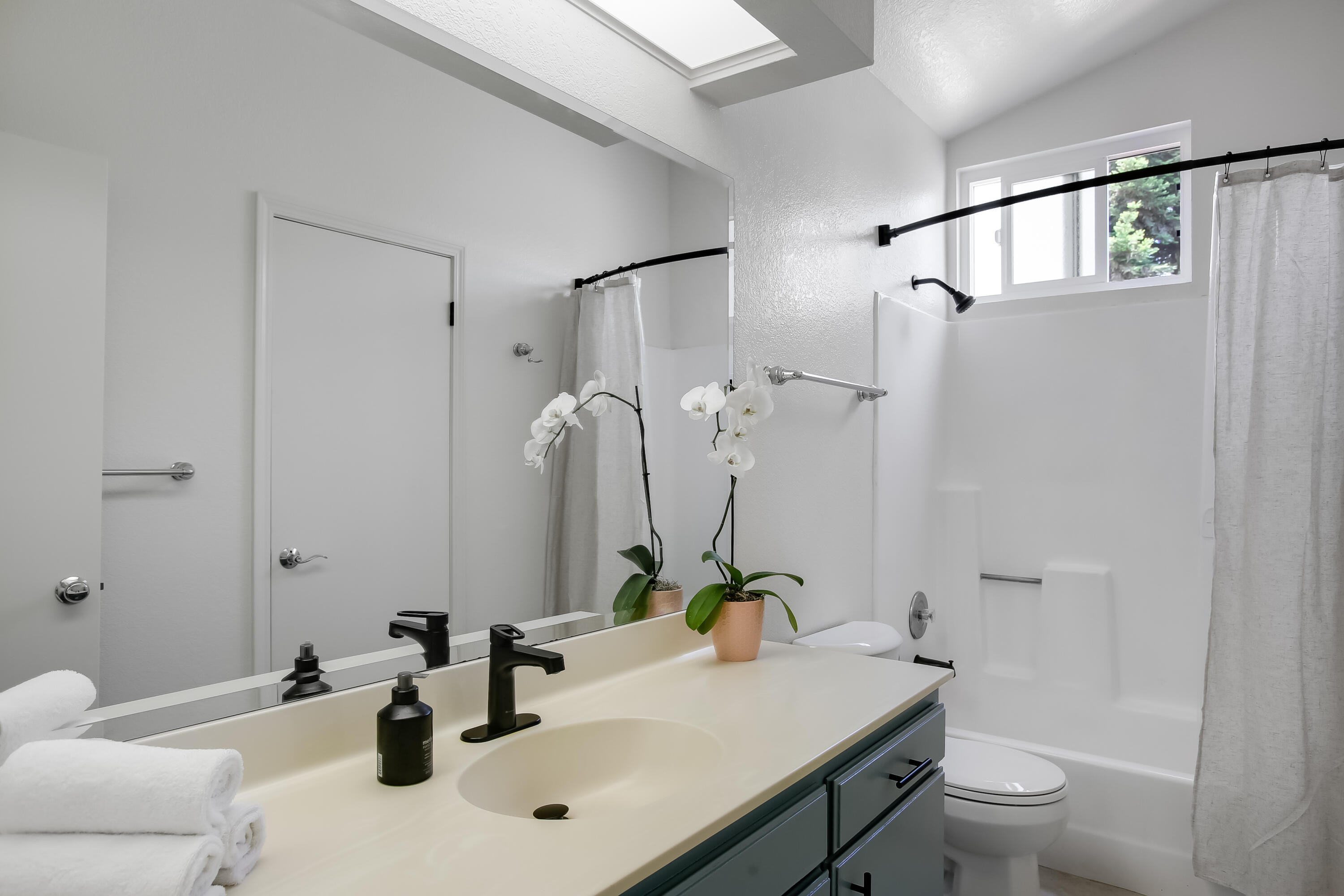 5341 Traci Drive Santa Barbara, CA 93111 - Photo 14 of 23 a bathroom with a sink toilet and shower