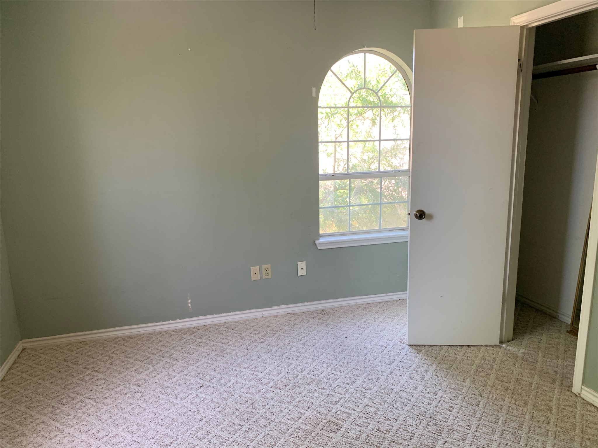 4722 Woodside Street Houston, TX 77023 - Photo 14 of 24 an empty room with windows