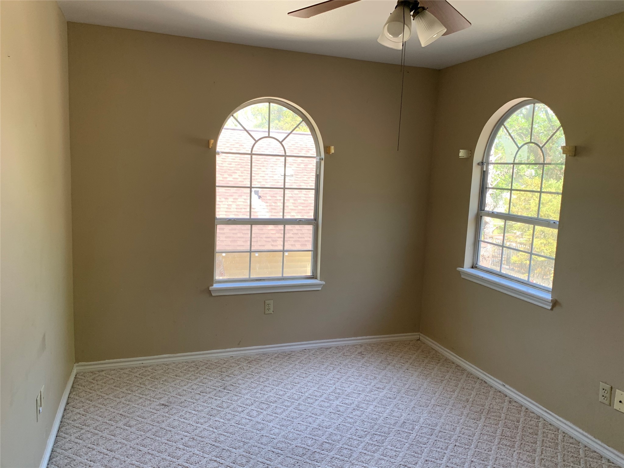 4722 Woodside Street Houston, TX 77023 - Photo 5 of 24 an empty room with a window
