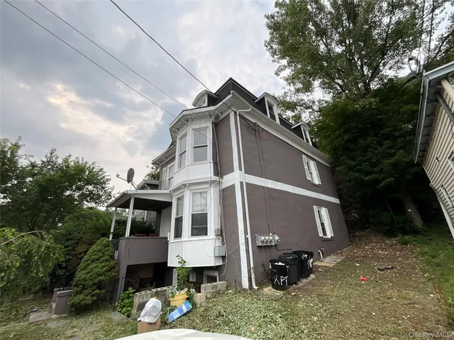 a house view with a outdoor space