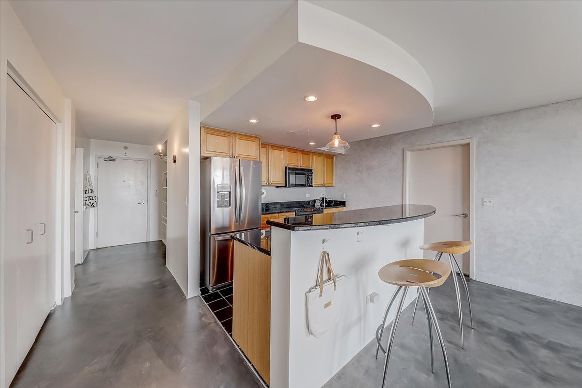 1640 Maple Avenue, Unit 904 Evanston, IL 60201 - Photo 5 of 27 Gallery Image 5