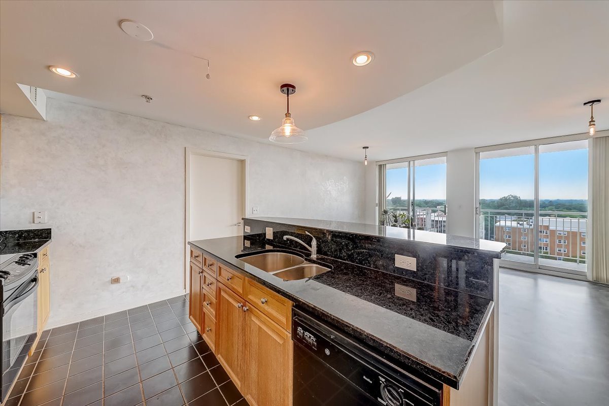 1640 Maple Avenue, Unit 904 Evanston, IL 60201 - Photo 6 of 27 Gallery Image 6