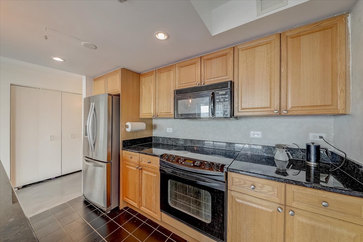 1640 Maple Avenue, Unit 904 Evanston, IL 60201 - Photo 7 of 27 Gallery Image 7
