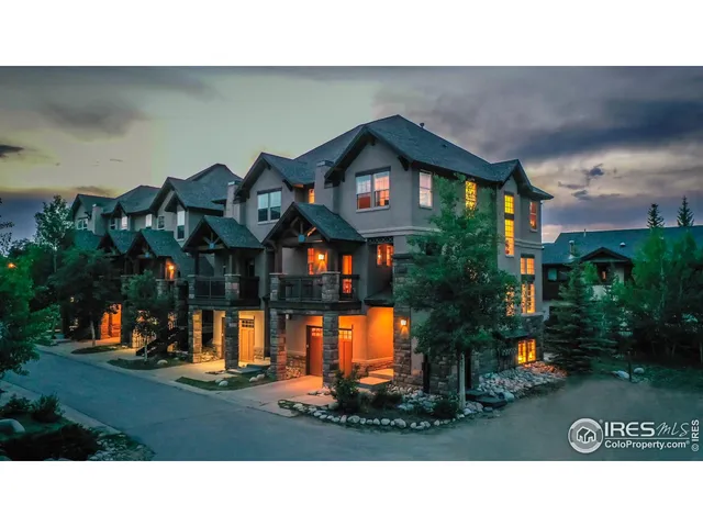 a black and white photo of a living room