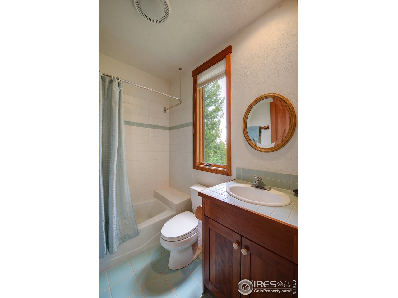 6171 Flagstaff Road Boulder, CO 80302 - Photo 22 of 40 a bathroom with a toilet a sink and a mirror