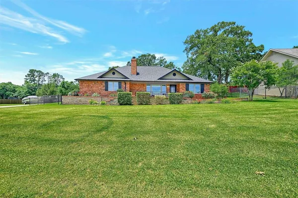 $699,900 | 117 Kiowa Drive East, Lake Kiowa, TX 76240