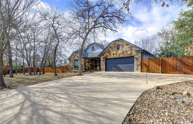 $2,150 | 110 Kou Court, Bastrop, TX 78602