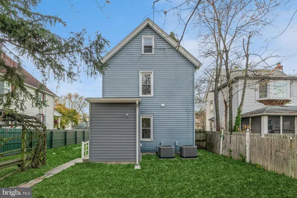 a view of front of a house with a yard