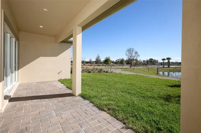 a view of a back yard