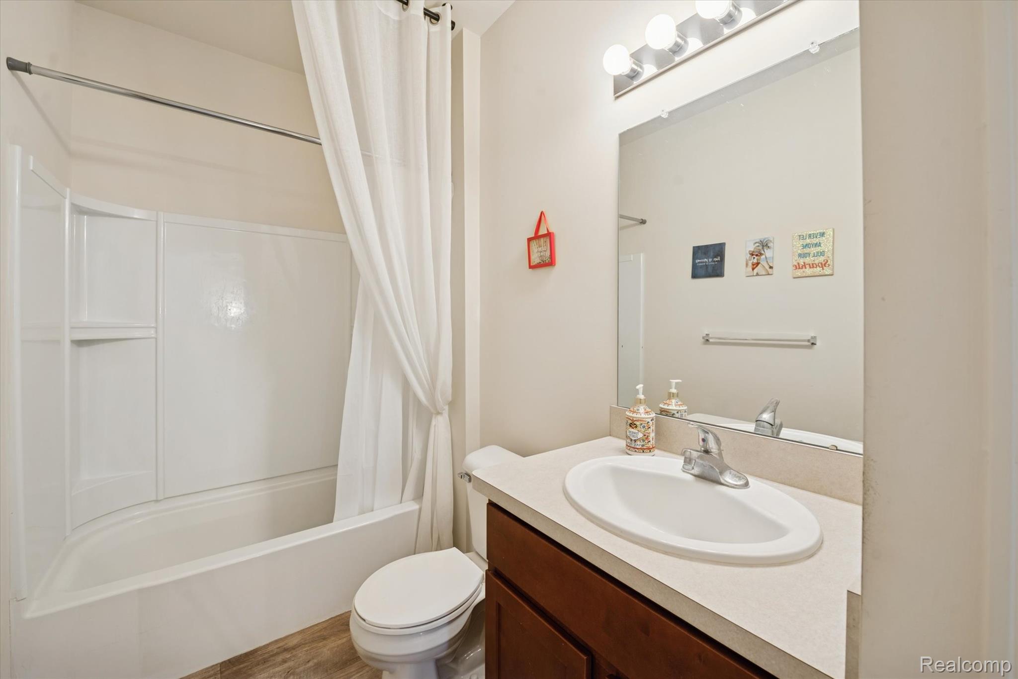 10028 Ridge Run Street, Unit 10 Howell, MI 48855 - Photo 17 of 21 Full bathroom