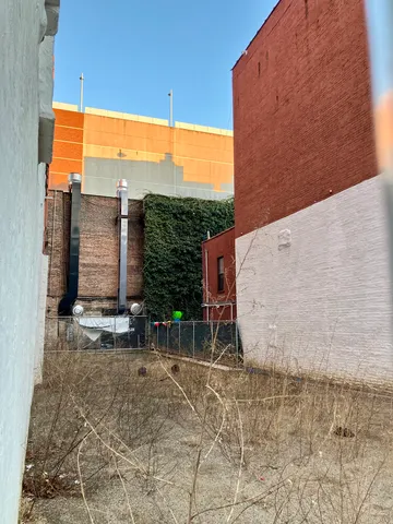 a black and white photo of a very nice looking building