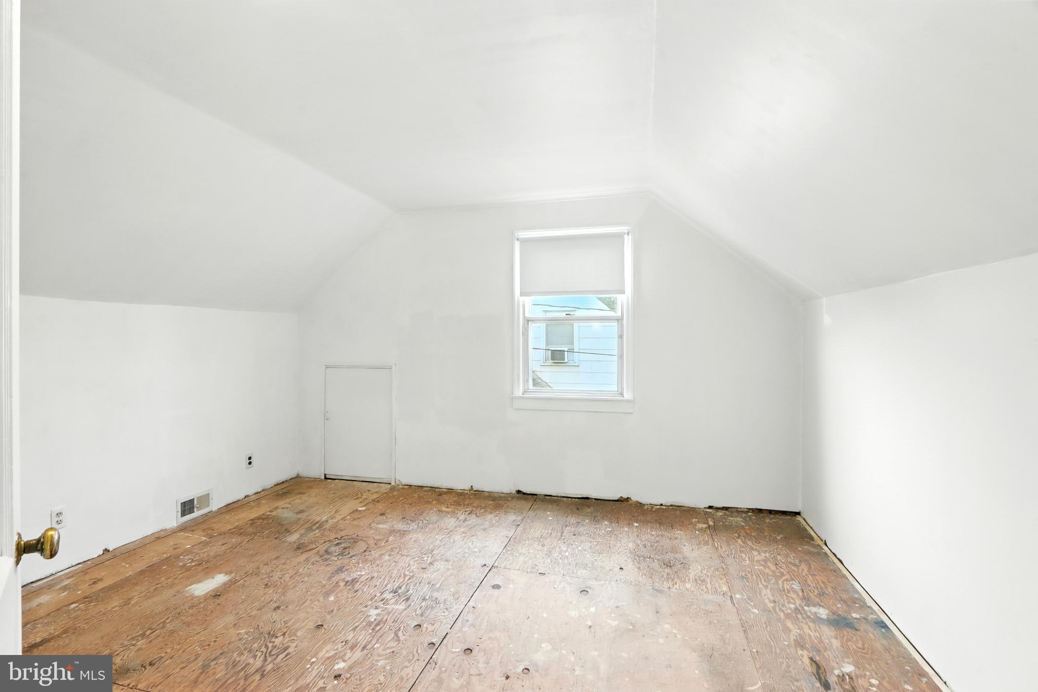 3108 Sollers Point Road Baltimore, MD 21222 - Photo 20 of 41 an empty room with a exposed radiator