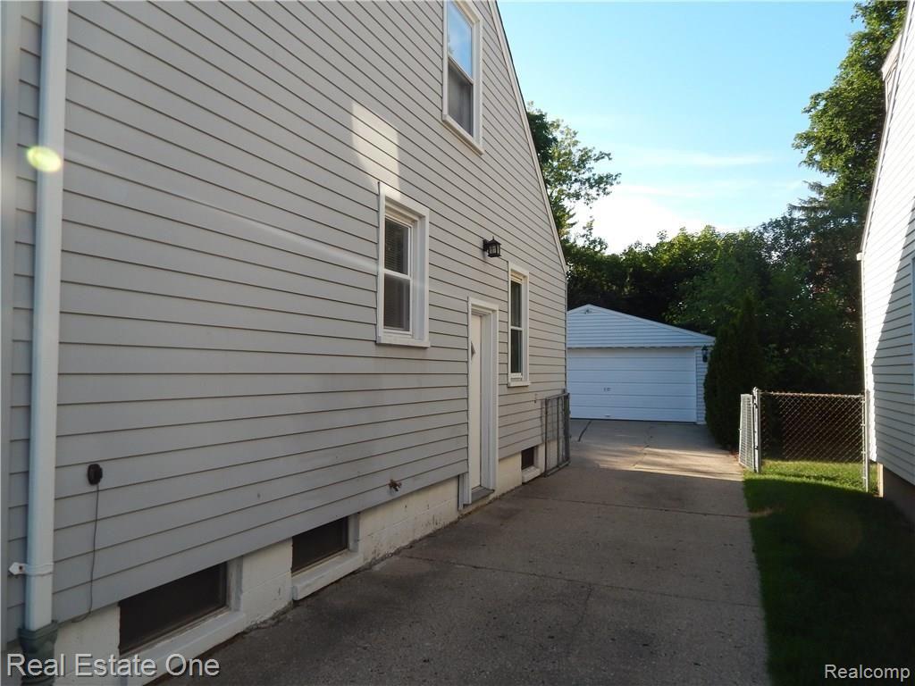 2436 Harvard Road Berkley, MI 48072 - Photo 30 of 35 DSCN4174.JPG