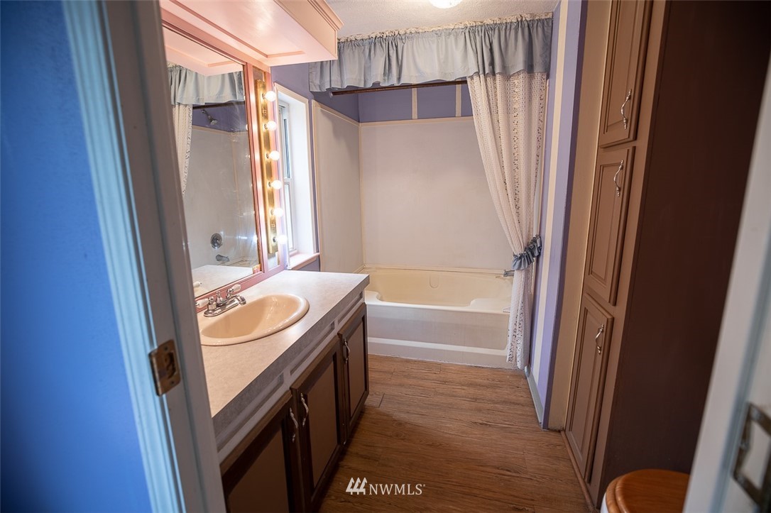 373 Conconully Road Okanogan, WA 98840 - Photo 11 of 24 a bathroom with a sink a mirror and a bathtub