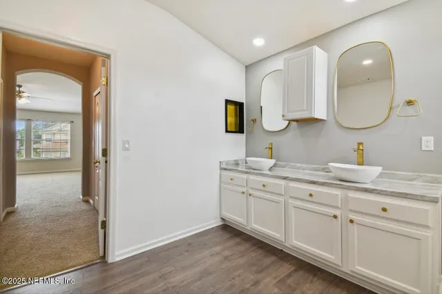 a en suite bathroom with a double vanity sink and a mirror