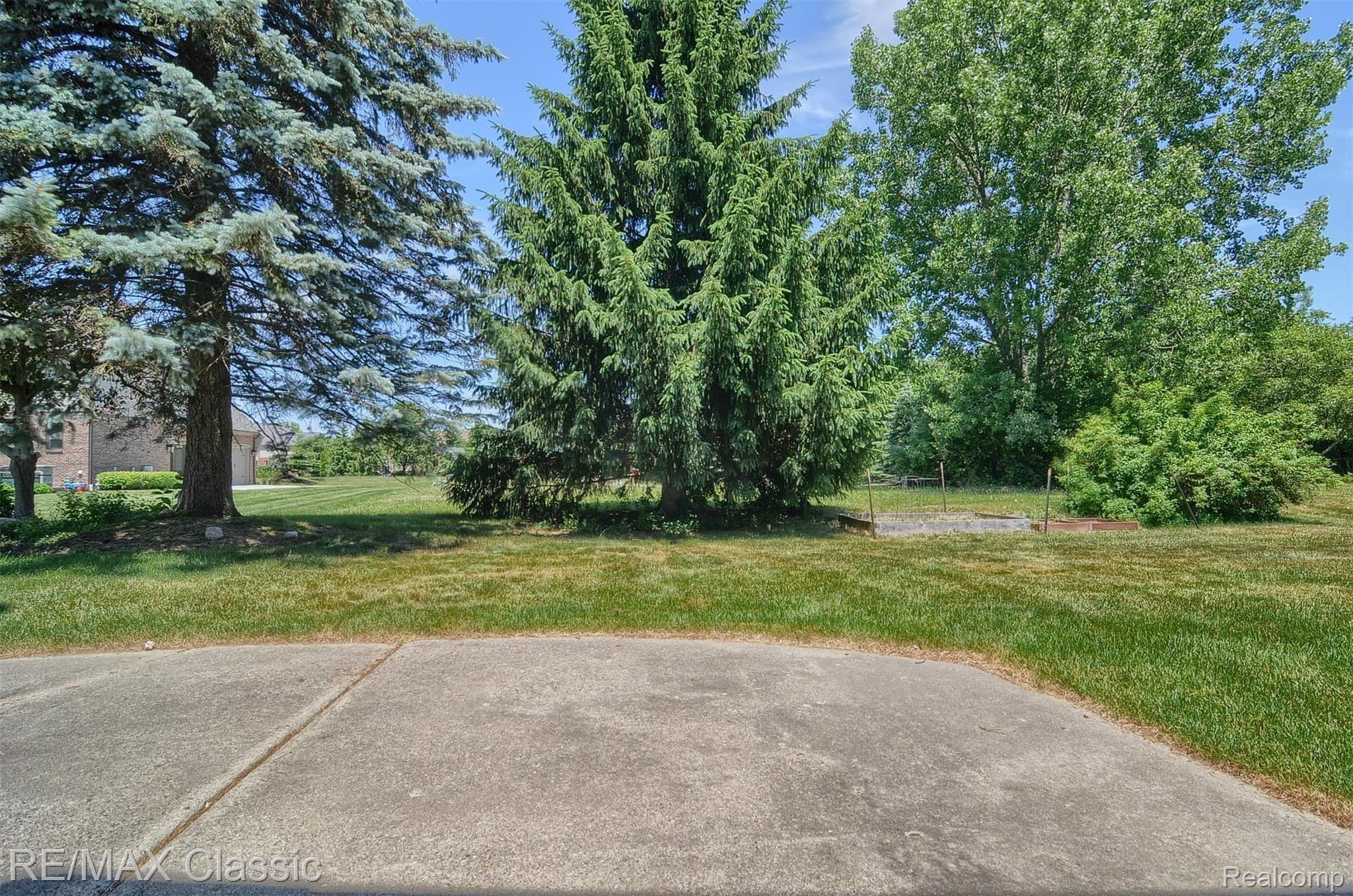 695 Plum Ridge Drive Rochester, MI 48309 - Photo 36 of 38 Patio-2nd-View.jpg