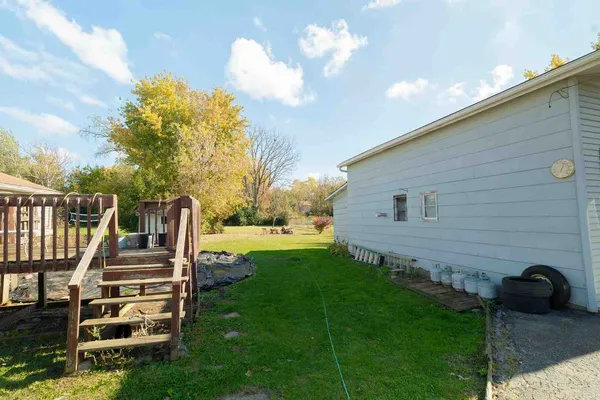 a view of a house with backyard