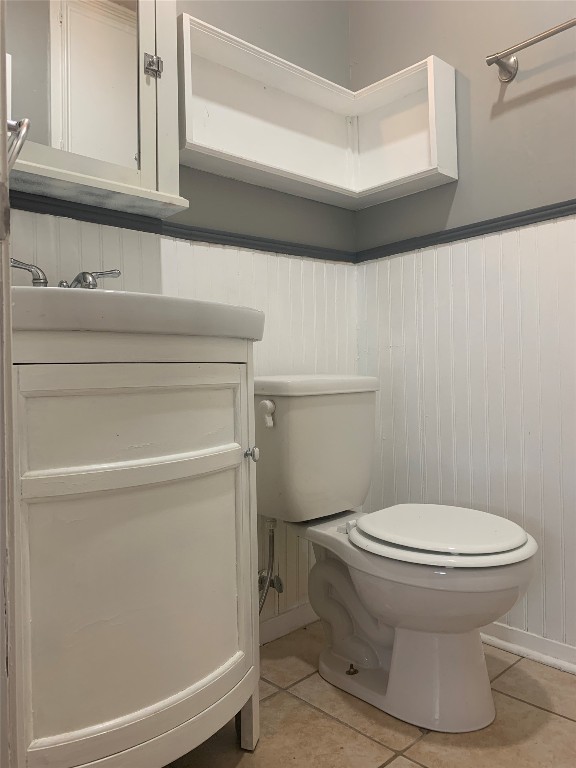 11701 Bayou Bend, Unit B Austin, TX 78759 - Photo 10 of 17 a bathroom with a toilet and a sink