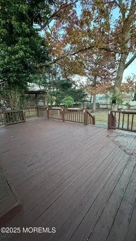 a view of a house with backyard