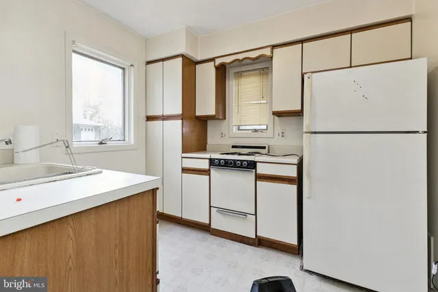 a view of a big room with closet and windows
