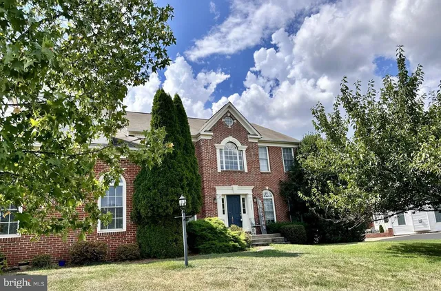 a view of house with yard