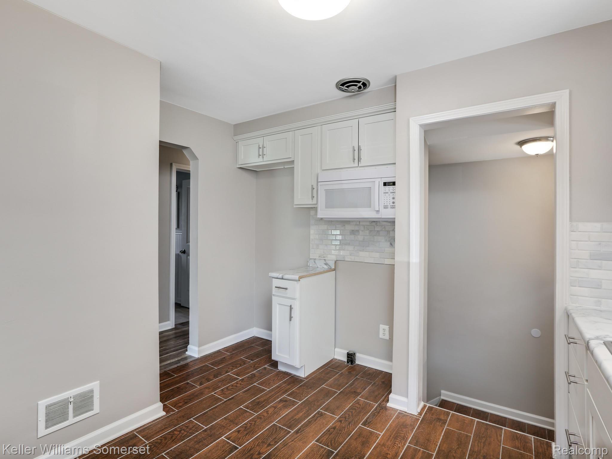 12804 Rosedale Street Southgate, MI 48195 - Photo 6 of 27 KITCHEN