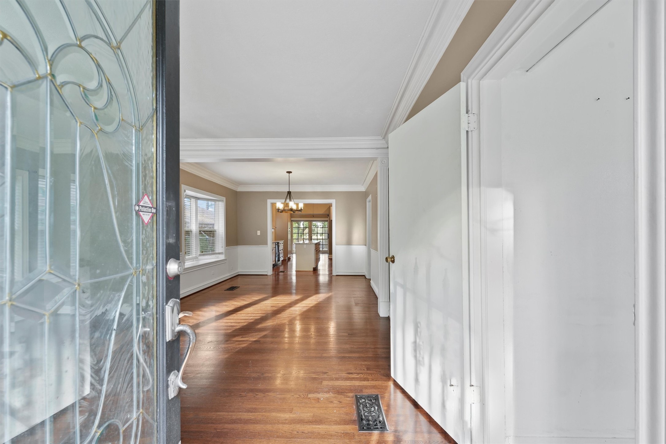 6733 Sylvan Road Houston, TX 77023 - Photo 4 of 26 Welcome home. Original hardwood floor and abundat natural light waiting for you to come home.