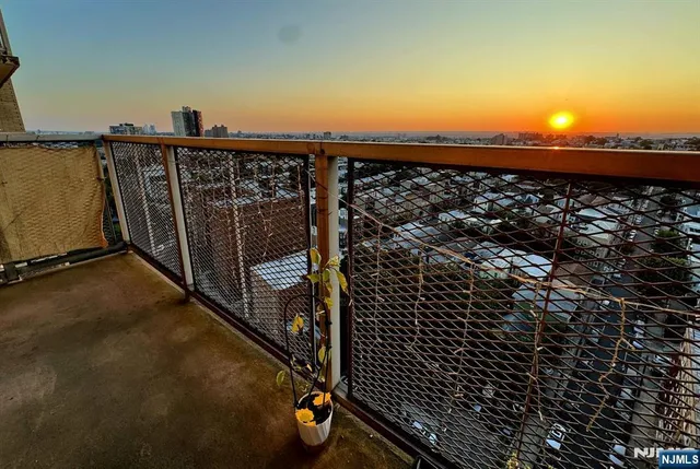 $289,000 | 6600 JFK Boulevard East, Unit 21K, West New York, NJ 07093