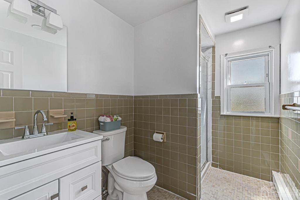 528 Melrose Avenue Middlesex, NJ 08846 - Photo 19 of 40 a bathroom with a toilet a sink and shower