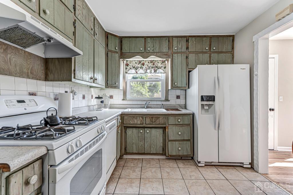 528 Melrose Avenue Middlesex, NJ 08846 - Photo 10 of 40 a kitchen with a stove a refrigerator and a sink