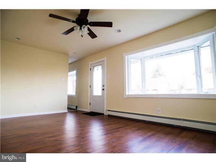 2831 Narcissus Road Philadelphia, PA 19154 - Photo 3 of 25 Living Room