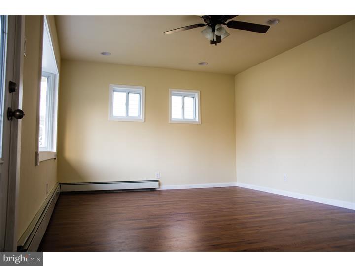 2831 Narcissus Road Philadelphia, PA 19154 - Photo 5 of 25 Living Room