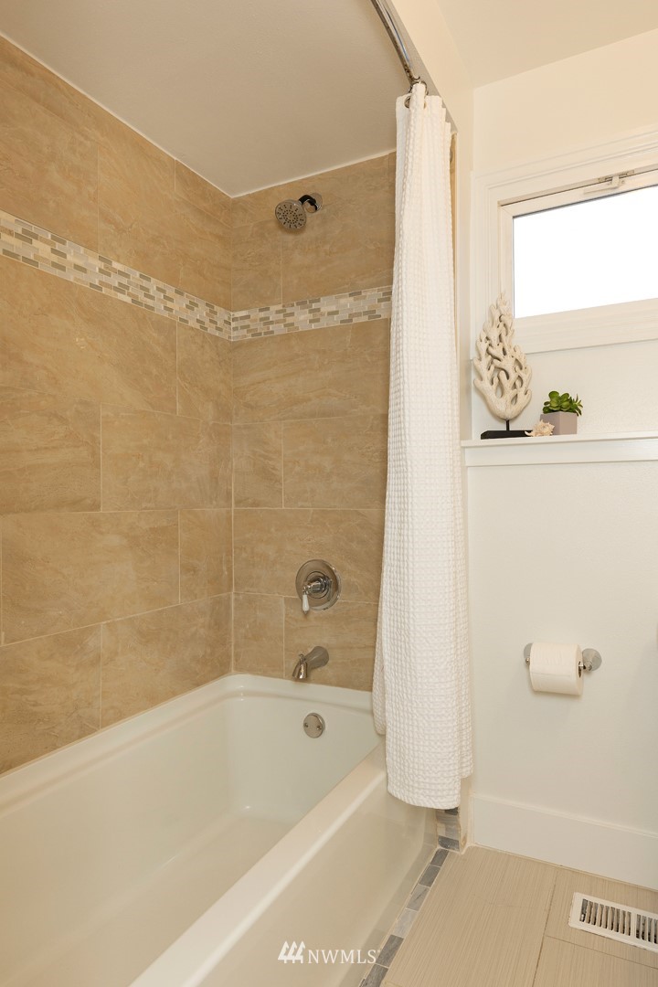 2409 30th Avenue West Seattle, WA 98199 - Photo 19 of 38