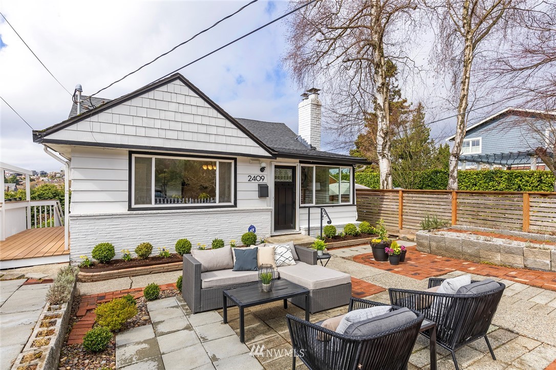 2409 30th Avenue West Seattle, WA 98199 - Photo 2 of 38