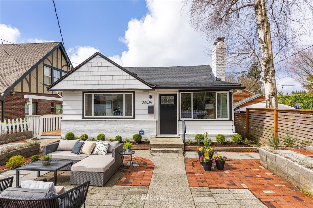 2409 30th Avenue West Seattle, WA 98199 - Photo 3 of 38